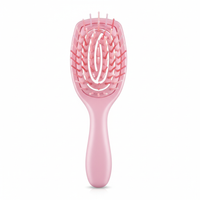 Brosse démêlante rose sur fond blanc